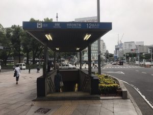 ①地下鉄　栄駅12番出口を出て直進します。