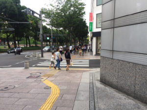 一本目すぐを右折し、しばらく直進して「名古屋パルコ」前の通りへ。
